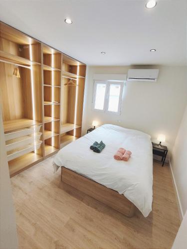 um quarto com uma cama com duas toalhas em Aljarafe Central Square - by Pro Apartments em San Juan de Aznalfarache