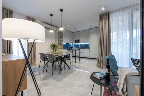 ein Wohnzimmer und ein Esszimmer mit einem Tisch und Stühlen in der Unterkunft Luxury Apartments Mazza - Veronica in Dubrovnik