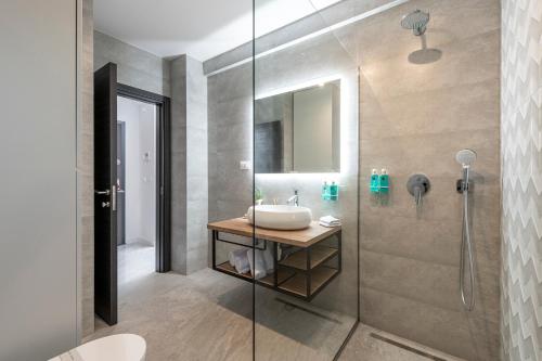 ein Bad mit einem Waschbecken und einer Dusche in der Unterkunft Luxury Apartments Mazza - Veronica in Dubrovnik