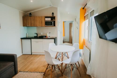 a small living room with a white table and chairs at LUXURY CAMP - 150 m od Suntago Park in Grabce-Towarzystwo