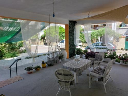 a patio with a table and chairs and a table and chairsktop at Oranje Guesthouse in Itea
