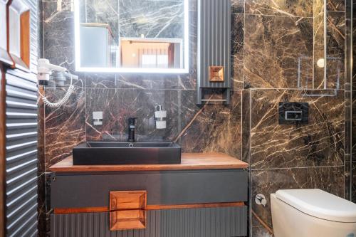 un baño con lavabo e inodoro en Blue Sea Garden, en Antalya