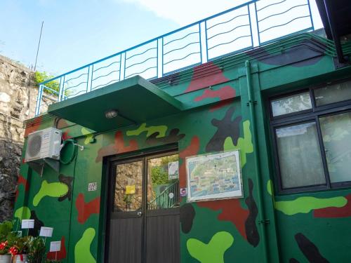 南竿郷にある55 Hearts Gathering backpacker & B&Bの心絵の緑の建物