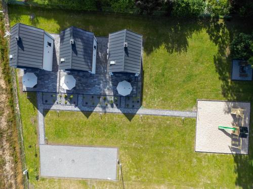 an overhead view of three modular homes in a yard at Bałtyckie Zacisze Kopalino in Kopalino