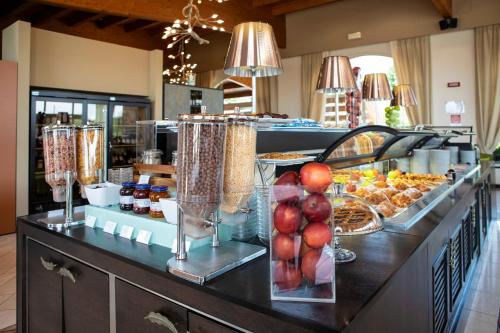 een buffet met veel verschillende soorten eten op een aanrecht bij Lake Garda Resort in Moniga