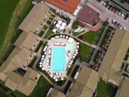 een uitzicht op een gebouw met een zwembad bij Lake Garda Resort in Moniga