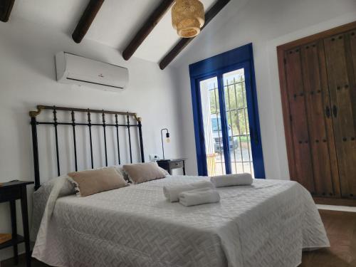 een slaapkamer met een groot bed en 2 handdoeken bij VILLA GABRIEL in Canillas de Albaida