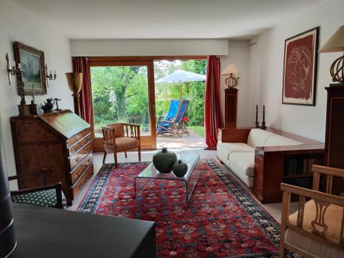 un salon avec un canapé et une table dans l'établissement maison de campagne, à Reignier-Ésery