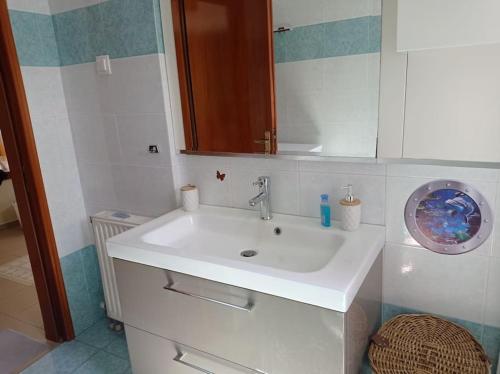 弗魯卡斯岩的住宿－Private relaxation holiday home in Halkidiki，浴室设有白色水槽和镜子