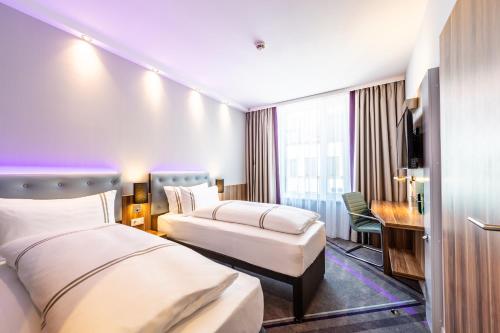 Кровать или кровати в номере Premier Inn Dresden City Zentrum