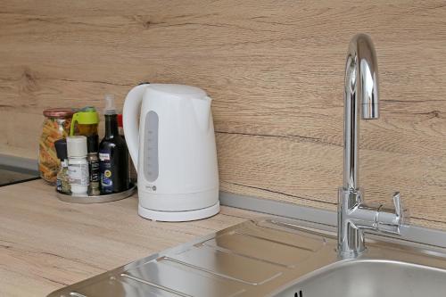 Kuchyň nebo kuchyňský kout v ubytování Apartmani Krmek