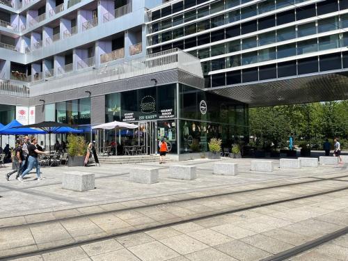 un groupe de personnes marchant devant un bâtiment dans l'établissement Casa rosa parks Paris, à Paris