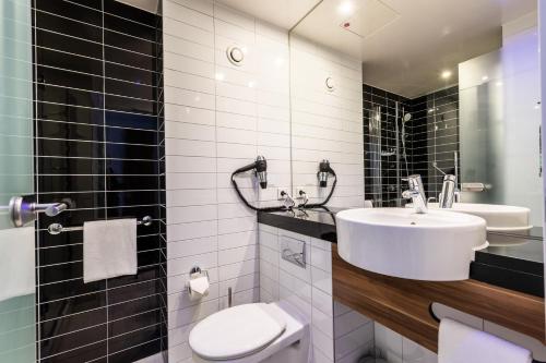 uma casa de banho com um WC branco e um lavatório. em Premier Inn Dresden City Zentrum em Dresden