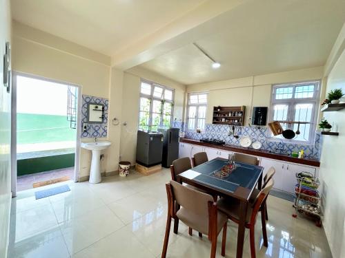 Posezení v ubytování Yepplo Holiday Home - Complimentary Breakfast - 24 hrs Caretaker & Power Backup