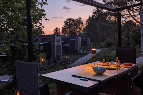 uma mesa de madeira com uma vela em cima em Tiny House Ithblick direkt am See em Salzhemmendorf