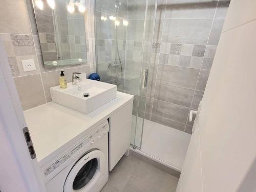 uma casa de banho com uma máquina de lavar roupa e um lavatório em Appartement Six-Fours-les-Plages, 3 pièces, 4 personnes - FR-1-316-252 em Six-Fours-les-Plages