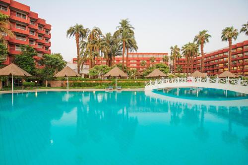 Bazén v ubytování Pyramisa Hotel Luxor nebo v jeho okolí