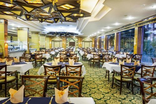 Un restaurante u otro lugar para comer en Pyramisa Hotel Luxor