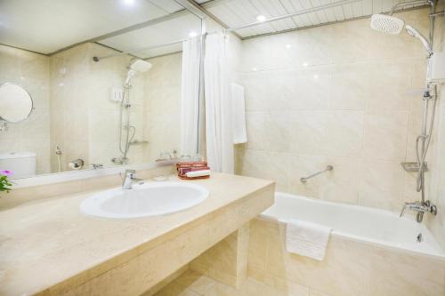 Un baño de Pyramisa Hotel Luxor