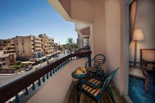 Un balcón o terraza en Pyramisa Hotel Luxor