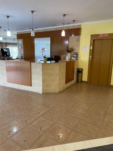 un hall d'un hôpital avec un comptoir de réception dans l'établissement Hospedium Hotel Doña Mafalda de Castilla, à Plasence