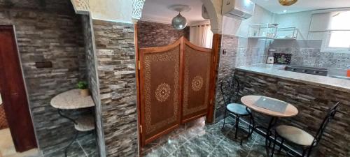- une cuisine avec une table et des chaises dans l'établissement Riad QAYS, à Marrakech