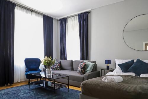 ein Wohnzimmer mit einem Sofa und einem Tisch in der Unterkunft Modern Apartment, 3 min to "U3 Neubaugasse" in Wien