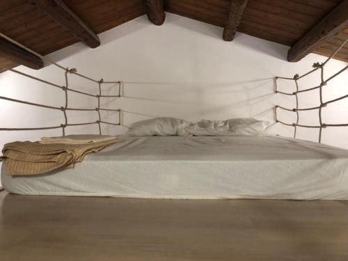 - une chambre avec un lit avec un cadre métallique dans l'établissement casa vacanza caffe', à Roccavaldina