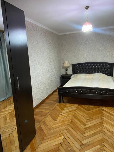 Postel nebo postele na pokoji v ubytování Квартира трёхкомнатная