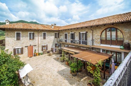 einen Außenblick auf ein Gebäude mit einer Terrasse in der Unterkunft Agriturismo Tenuta San Giuseppe in Cossano Belbo