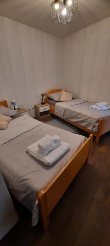 A bed or beds in a room at Apartman Cergolj