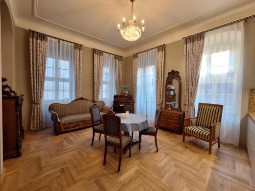 sala de estar con mesa y sillas en Stadtpalais Marché-Suite maximal 2 Personen und 1 Kleinkind en Bautzen