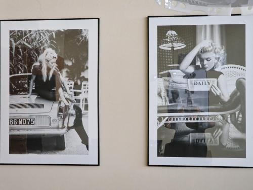 two framed photographs of a woman sitting in a chair at Hollywood Dream in Knínice u Boskovic