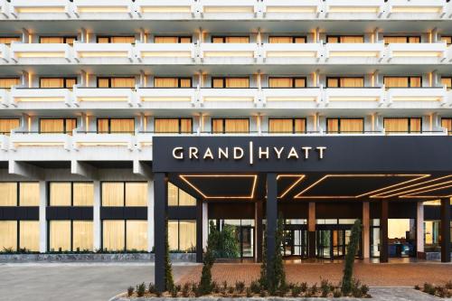 een extern uitzicht op het grote hyatt-gebouw bij Grand Hyatt Athens in Athene