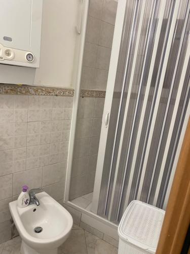 Casa di Filippo في أركولا: حمام مع دش ومرحاض ومغسلة