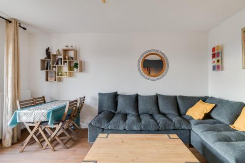 un salon avec un canapé et une table dans l'établissement T4 82m2 - Idéal location moyenne durée, 3 chambres, parking, coucher de soleil, à Montpellier