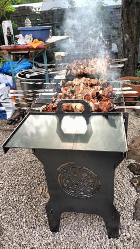 Kemudahan BBQ tersedia untuk tetamu di rumah percutian
