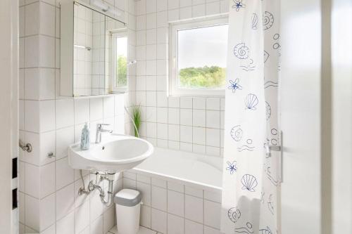 Bilik mandi di Nice Apartment with balcony in Linden