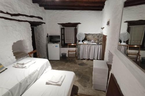 a room with two beds and a kitchen in it at Linardo low cost in Ano Syros
