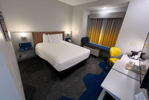 Microtel Inn & Suites by Wyndham Charlotte/Northlake Image