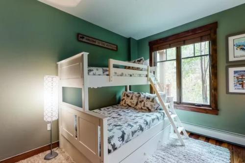 布雷肯里奇2 Bedroom Luxury Condo On Main Street At Maggie Pond - Walk To Lift!的一间带绿色墙壁和一张双层床的卧室