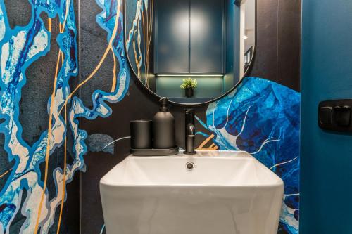 W łazience znajduje się umywalka i lustro. w obiekcie Golden Seaside Beach - 200m from the sea w Gdańsku