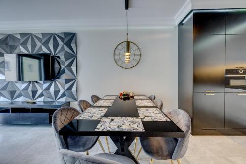 a dining room with a table and chairs at MALAGA APARTAMENTY BALTICUS in Międzyzdroje