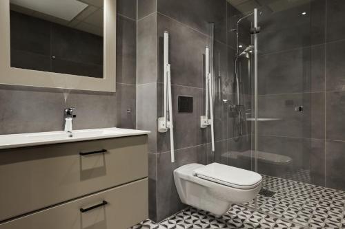 a bathroom with a toilet and a sink and a shower at Riddergaarden in Beitostøl