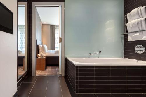 Un baño de Radisson Blu Hotel, London Canary Wharf East