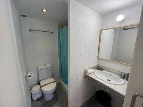 トレリャ・デ・モングリにあるGregal 1517 - Mas Pinellのバスルーム(トイレ、洗面台、鏡付)