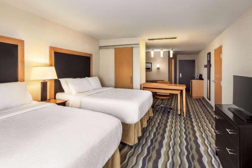 um quarto de hotel com duas camas e uma televisão em Wyndham Avon em Avon Center