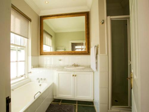 Ένα μπάνιο στο Faraway Estate