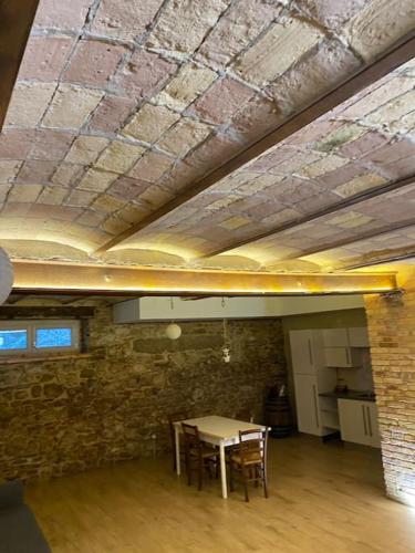 福薩切西亞的住宿－Taverna Bucciante，一间设有桌子和砖墙的用餐室