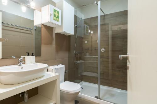 un bagno con wc, lavandino e doccia di Host Wise - Impressive Restful Houses a Porto